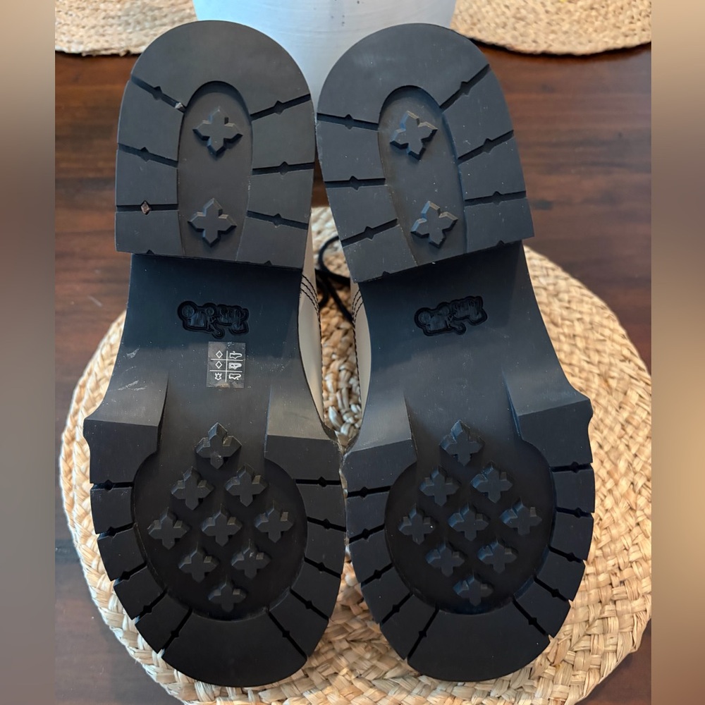 Coach Lorimer Leather Combat Boots
NWOT
Size 9
Color - Chalk off white
Lace up - Picture 6 of 6